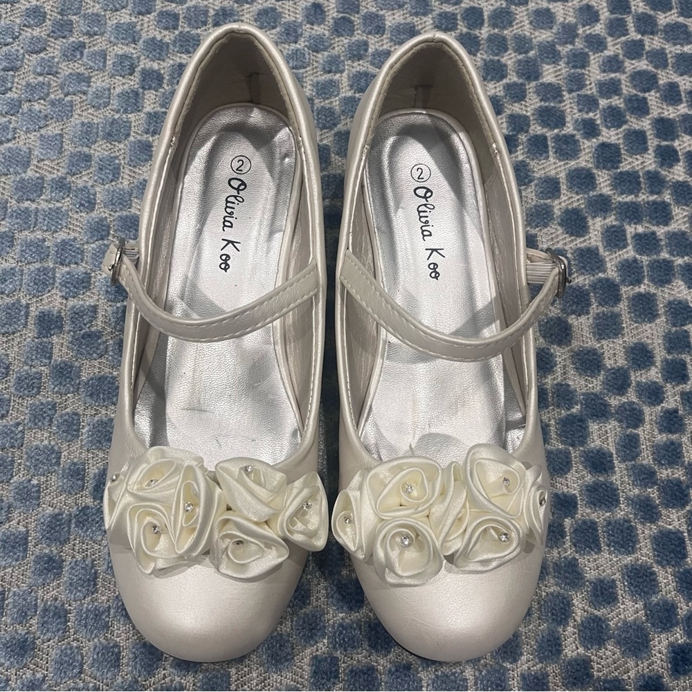 NWOT Olivia Koo Pearl Dress Shoes with Flowers Size 2